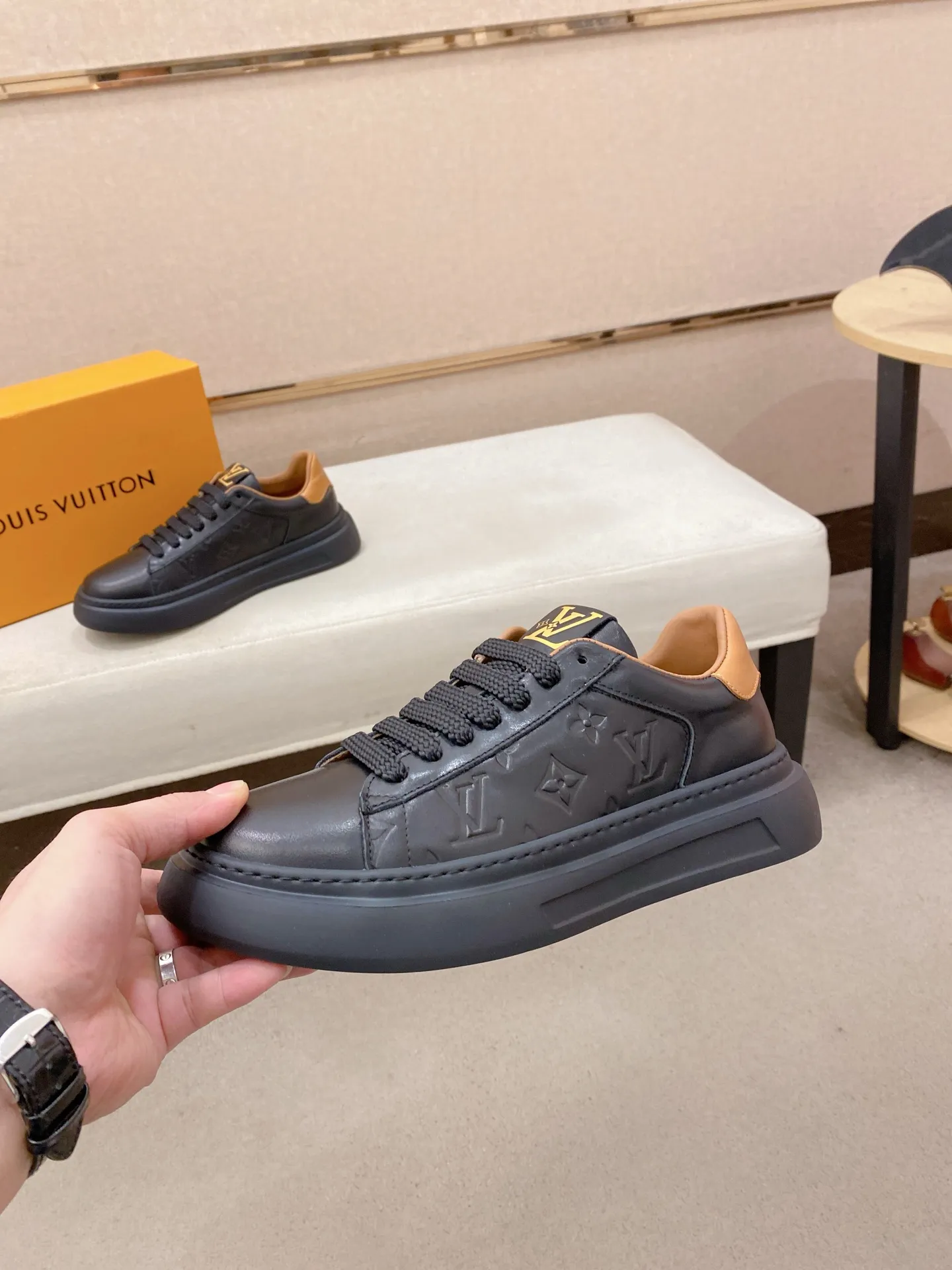 Men's shoes 💰: 480💰🎉🎉LV~Louis Vuitton trendy men's shoes New shipments Latest matching The same style as the official website Super high quality Hot sales of the season [strong] [strong] [strong] Selected first-layer cowhide, comfortable cowhide lining, original last, comfortable on the foot, wear-resistant rubber outsole Size number: 38-44.